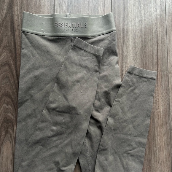 Essentials leggings - Picture 2 of 5